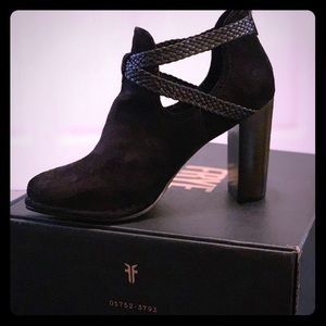 Frye Women’s Margaret Braid Ankle Booties. Size 8